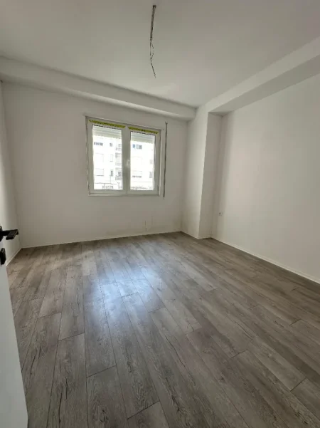 Tirane, shitet apartament 2+1+Ballkon , 101 m² 113.000 € (Rruga "Donald Trump",Kamez)
