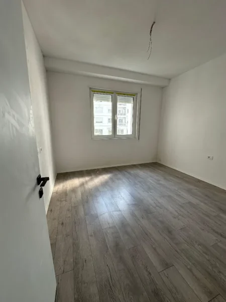 Tirane, shitet apartament 2+1+Ballkon , 101 m² 113.000 € (Rruga "Donald Trump",Kamez)