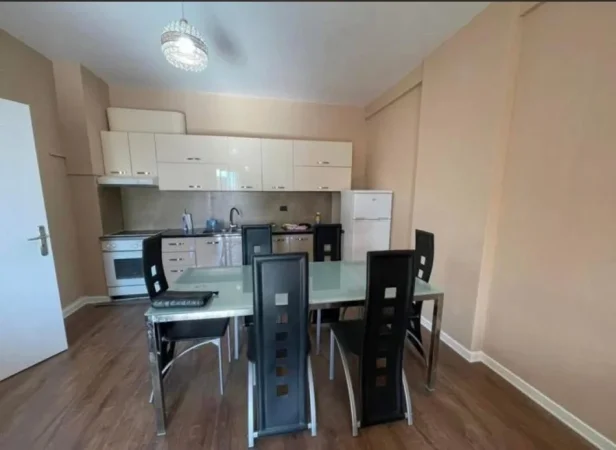 Tirane, jepet me qera apartament 2+1 Kati 10, 100 m² 500 € (Astir)
