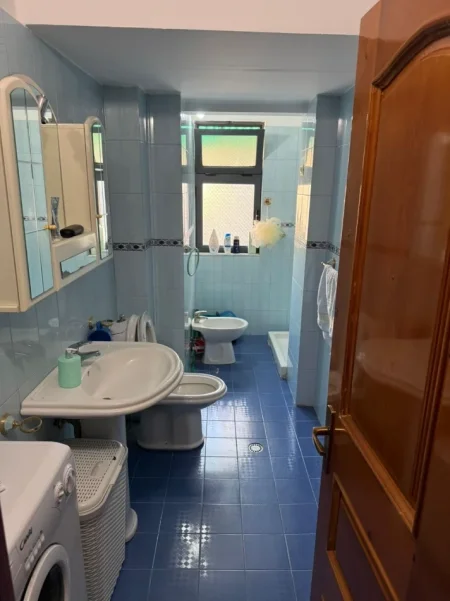 Tirane, jepet me qera apartament 1+1 Kati 3, 65 m² 500 € (Rruga e Elbasanit)