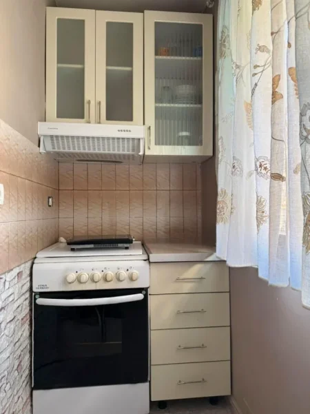 Tirane, jepet me qera apartament 1+1 Kati 3, 65 m² 500 € (Rruga e Elbasanit)