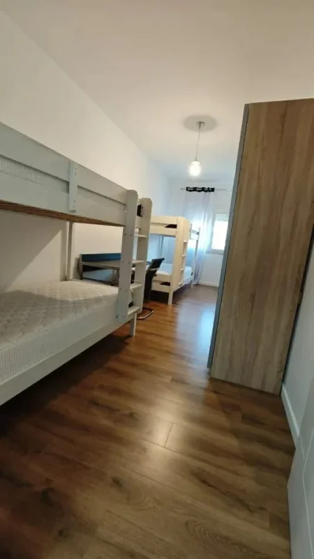 Tirane, jepet me qera apartament 2+1 Kati 7, 105 m² 950 € (Komuna e Parisit)