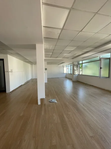 Tirane, jepet me qera dyqan Kati 2, 330 m² 4.500 € (ish blloku)