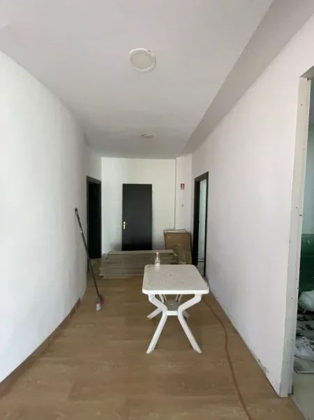 Tirane, jepet me qera zyre Kati 2, 330 m² 4.500 € (ish blloku)