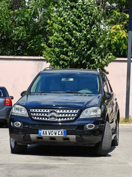 Tirane, shitet SUV Mercedes - Benz Nafte, e zeze automatik Klima 266.000 km 370.000 €