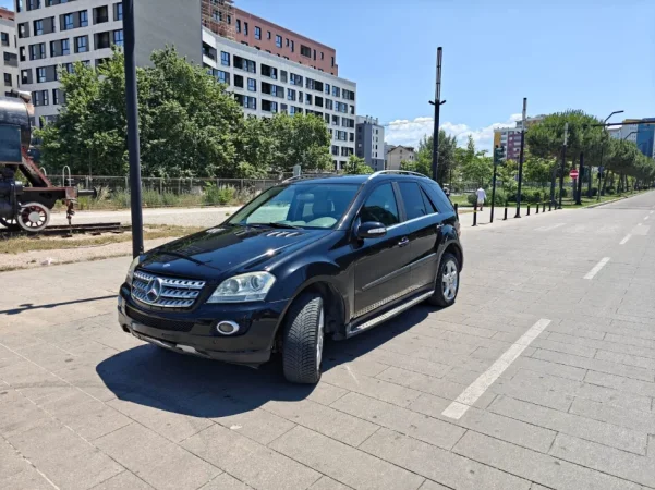 Tirane, shitet SUV Mercedes - Benz Nafte, e zeze automatik Klima 266.000 km 370.000 €
