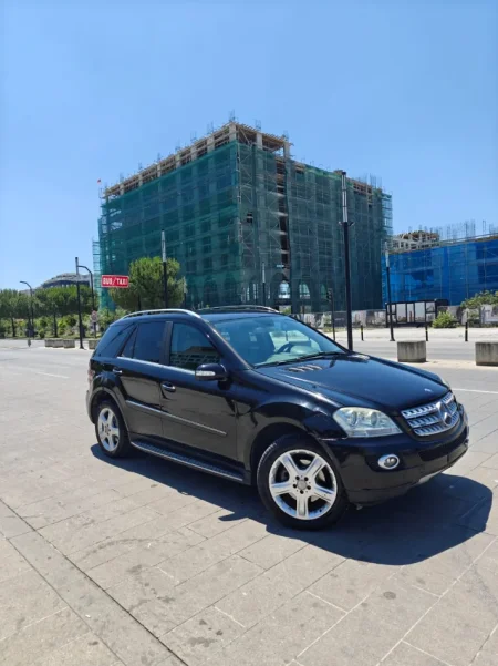 Tirane, shitet SUV Mercedes - Benz Nafte, e zeze automatik Klima 266.000 km 370.000 €
