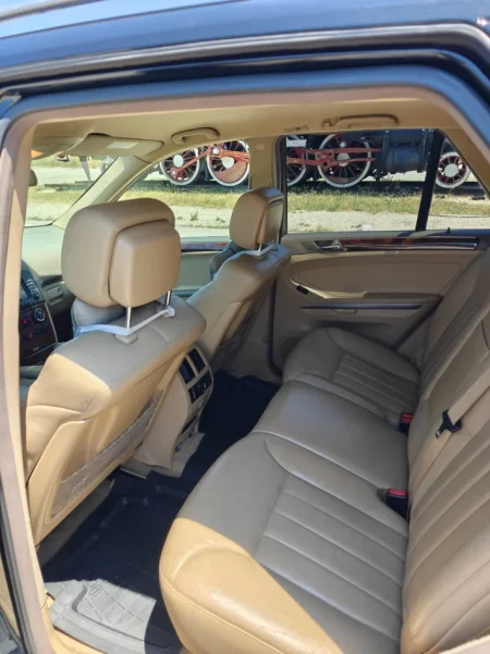 Tirane, shitet SUV Mercedes - Benz Nafte, e zeze automatik Klima 266.000 km 370.000 €
