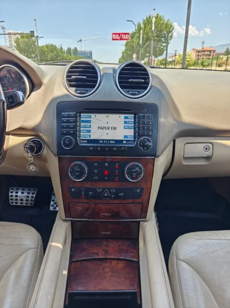 Tirane, shitet SUV Mercedes - Benz Nafte, e zeze automatik Klima 266.000 km 370.000 €