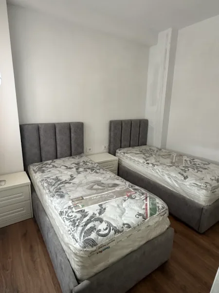 Tirane, jepet me qera apartament 2+1+Ballkon Kati 2, 98 m² 550 € (Rruga demokracia)