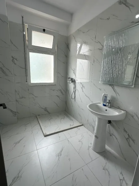 Tirane, jepet me qera apartament 2+1+Ballkon Kati 2, 98 m² 550 € (Rruga demokracia)