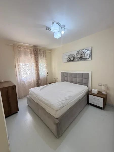 Tirane, jepet me qera apartament 1+1 , 70 m² 450 € (Liqeni thate)