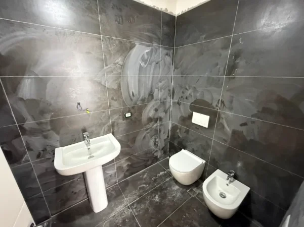 Tirane, shes apartament 3+1+Ballkon Kati 4, 125 m² 375.000 € (Komuna e Parisit)