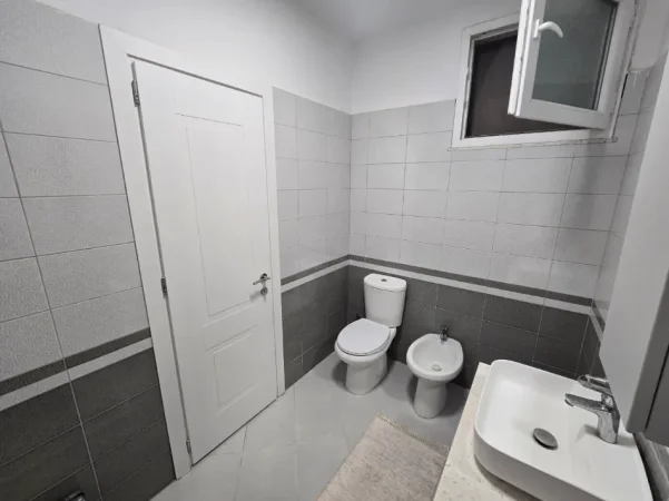 Tirane, jepet me qera apartament 1+1 Kati 5, 75 m² 600 € 