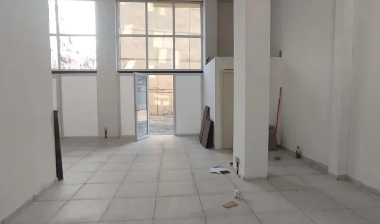 Tirane, jepet me qera dyqan Kati 0, 74 m² 1.100 € 