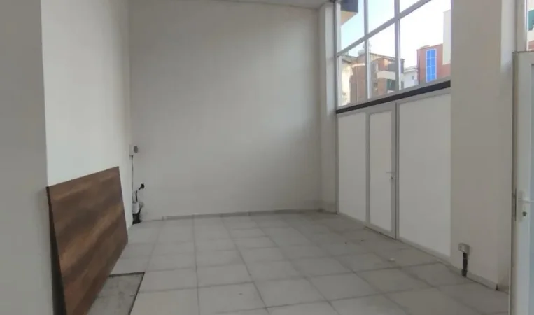 Tirane, jepet me qera dyqan Kati 0, 74 m² 1.100 € 