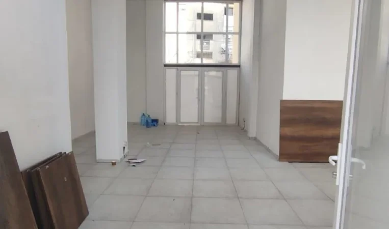 Tirane, jepet me qera dyqan Kati 0, 74 m² 1.100 € 