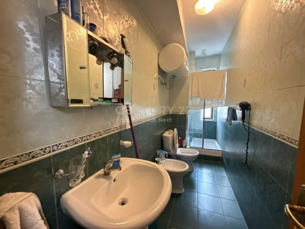Tirane, jepet me qera apartament 3+1+Ballkon Kati 2, 145 m² 800 € (Rruga Dora D'Istria)
