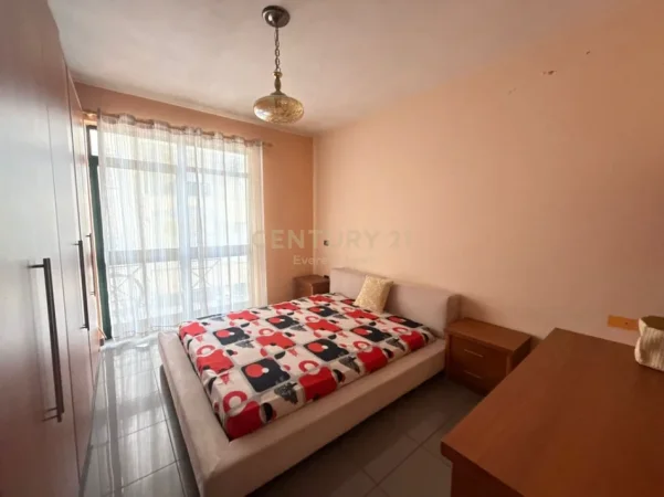 Tirane, jepet me qera apartament 3+1+Ballkon Kati 2, 145 m² 800 € (Rruga Dora D'Istria)