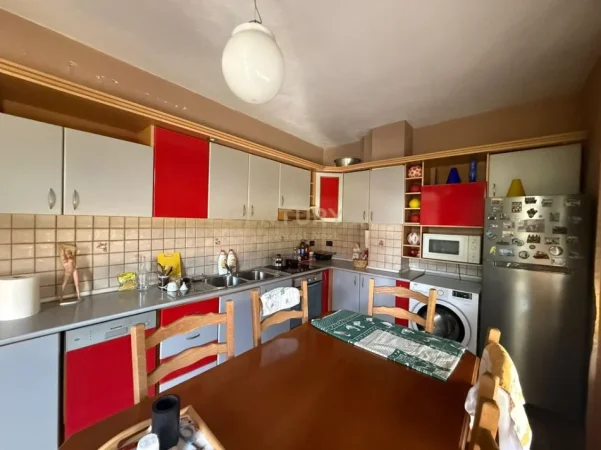 Tirane, jepet me qera apartament 3+1+Ballkon Kati 2, 145 m² 800 € (Rruga Dora D'Istria)