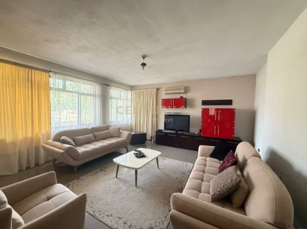 Tirane, jepet me qera apartament 3+1+Ballkon Kati 2, 145 m² 800 € (Rruga Dora D'Istria)