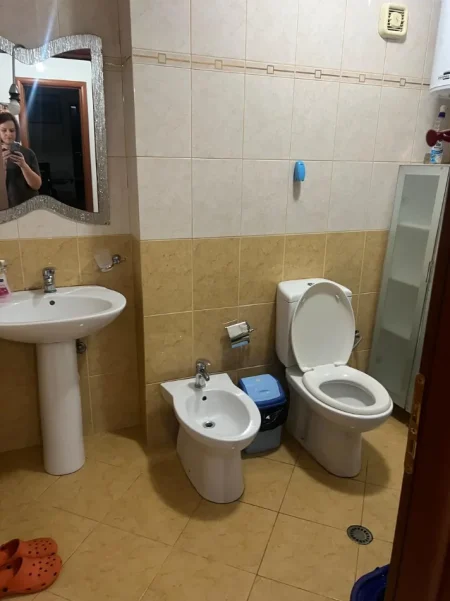 Tirane, jepet me qera apartament 1+1+Aneks+Ballkon Kati 3, 75 m² 600 € (Ish Parku i Autobuzave)