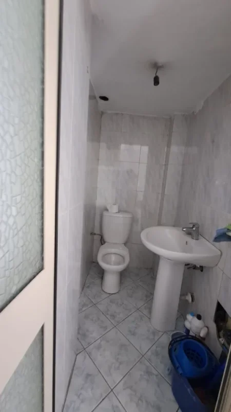 Tirane, jepet me qera apartament 1+1 Kati 0, 60 m² 600 € 