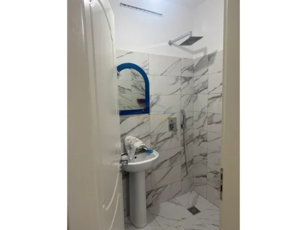 Tirane, jepet me qera apartament 3+1 Kati 3, 117 m² 550 € (Fresk)