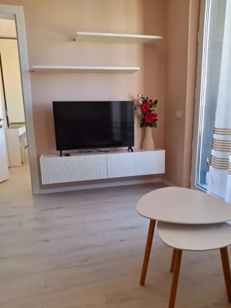 Tirane, jepet me qera apartament 1+1 Kati 7, 60 m² 400 € (Rruga Bashkim Shkurti)