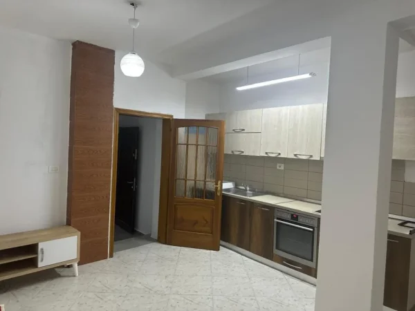 Tirane, jepet me qera apartament 1+1 Kati 1, 60 m² 250 € (Paskuqan)