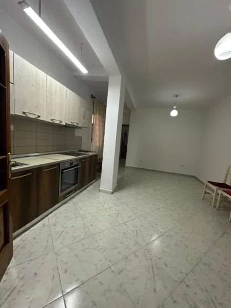 Tirane, jepet me qera apartament 1+1 Kati 1, 60 m² 250 € (Paskuqan)