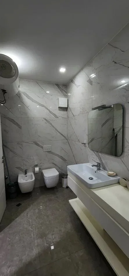 Tirane, jepet me qera apartament 1+1+Ballkon Kati 12, 75 m² 530 € (RRUGA BEDRI KARAPICI,YZBERISHT)