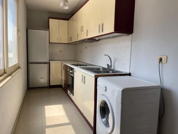 Tirane, jepet me qera apartament 1+1 Kati 3, 75 m² 500 € (Xhamlliku)