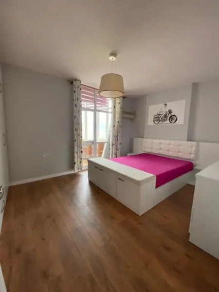 Tirane, jepet me qera apartament 2+1 , 125 € (ISH-EKSPOZITA)
