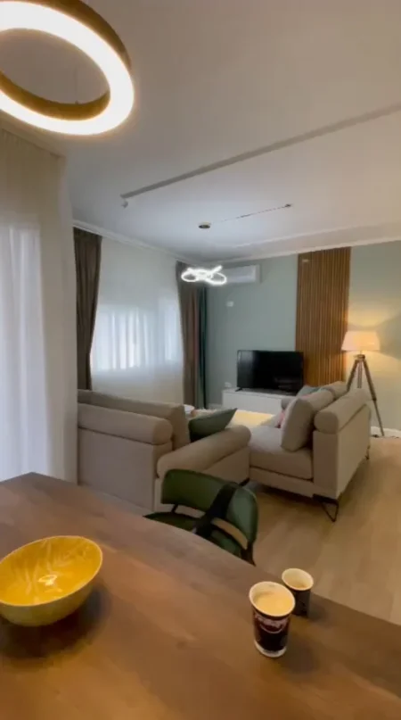Tirane, jepet me qera apartament 2+1+Ballkon Kati 3, 87 m² 900 € (Komuna e Parisit)