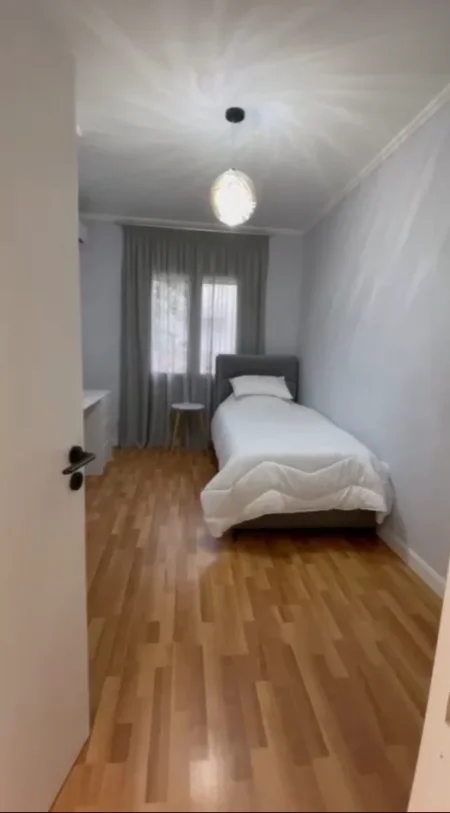 Tirane, jepet me qera apartament 2+1+Ballkon Kati 3, 87 m² 900 € (Komuna e Parisit)