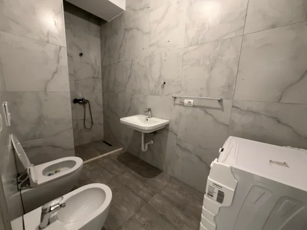 Tirane, jepet me qera apartament 1+1 , 68 m² 400 € 