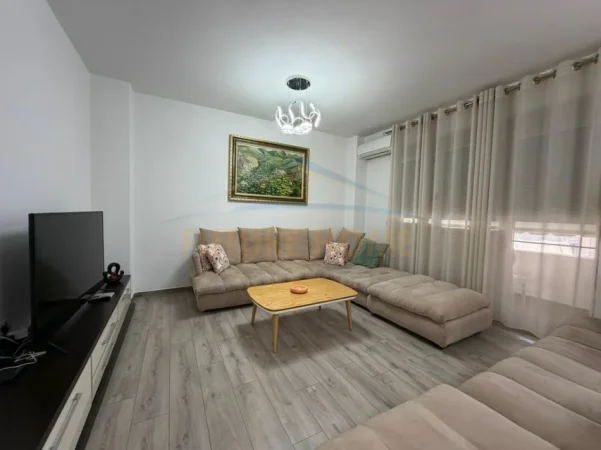 Tirane, jepet me qera apartament 1+1+PARKIM, Kati 7, 81 m² 800 € (SELVIA , Kompleksi Halili)