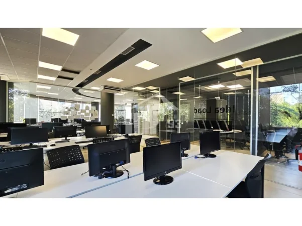 Tirane, jepet me qera zyre Kati 1, 100 m² 2.900 € (BULEVARDI “DESHMORËT E KOMBIT” KULLAT BINJAKE)