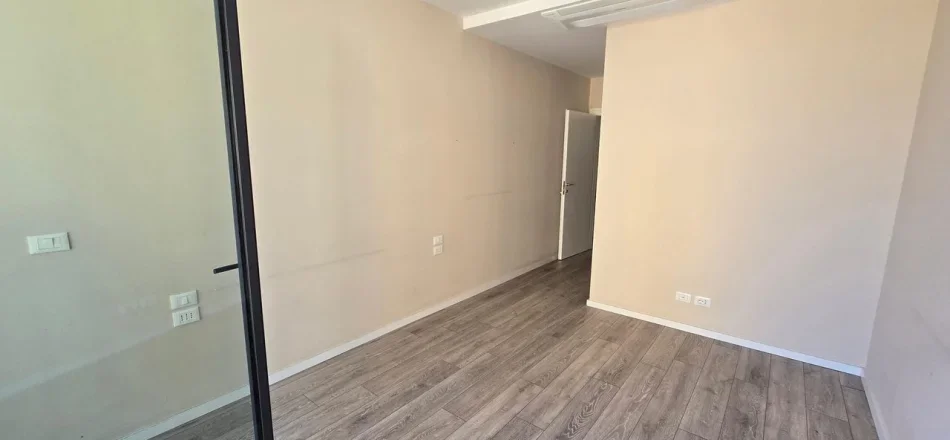 Tirane, jepet me qera ambjent biznesi Kati 3, 102 m² 1.500 € (Lake View)
