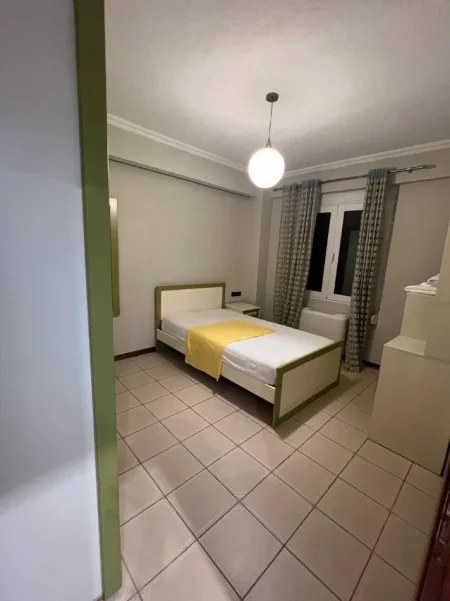 Tirane, jepet me qera apartament 3+1 Kati 3, 150 m² 2.000 € (Bllok)