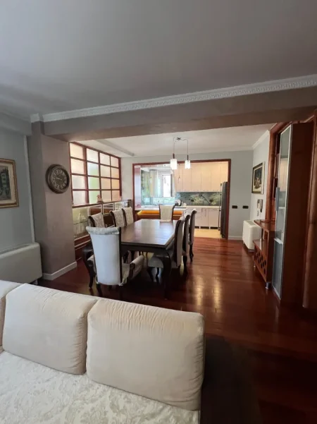 Tirane, jepet me qera apartament 3+1 Kati 3, 150 m² 2.000 € (Bllok)