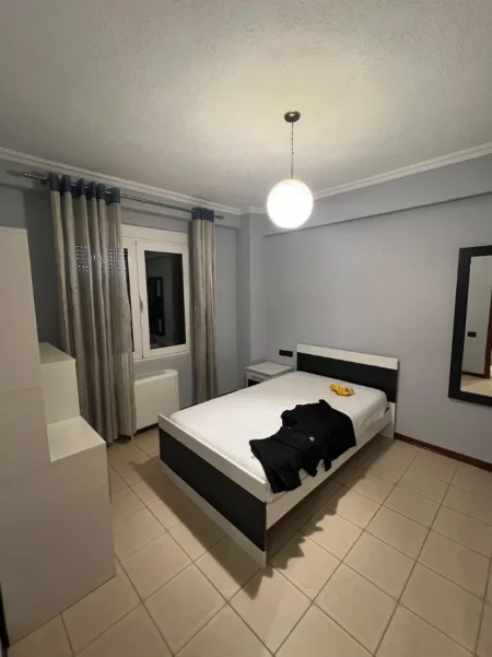 Tirane, jepet me qera apartament 3+1 Kati 3, 150 m² 2.000 € (Bllok)