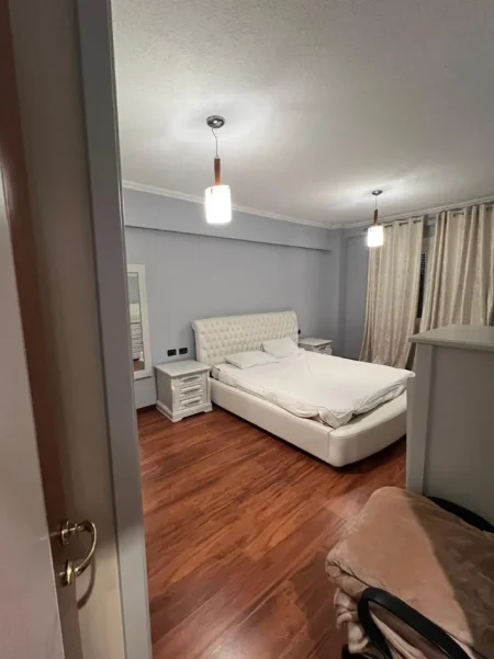 Tirane, jepet me qera apartament 3+1 Kati 3, 150 m² 2.000 € (Bllok)