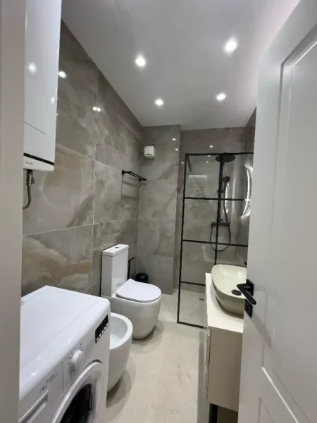 Tirane, jepet me qera apartament 2+1 Kati 5, 1.000 € (Selvia)