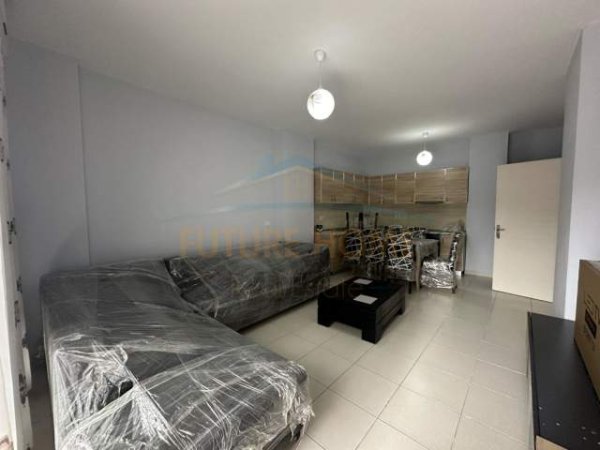 Tirane, jepet me qera apartament 2+1 Kati 1, 98 m² 450 Euro (Unaza e Re)