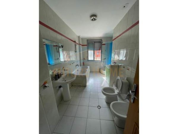 Tirane, jepet me qera apartament 2+1 Kati 10, 145 m² 600 Euro (Zogu i Zi)
