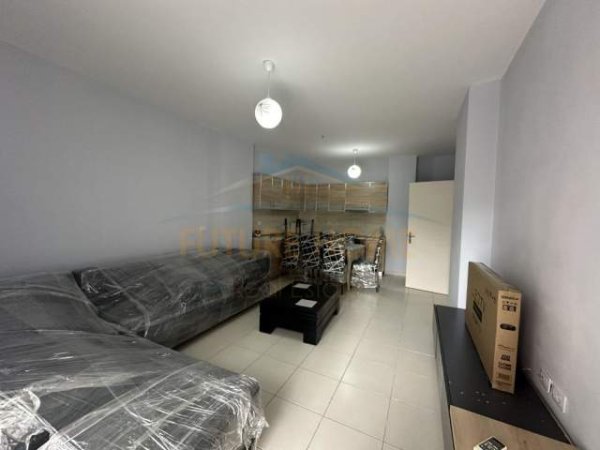 Tirane, jepet me qera apartament 2+1 Kati 1, 98 m² 450 Euro (Unaza e Re)