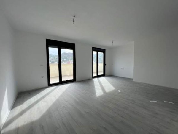 Tirane, shitet apartament 138 m² 180.000 Euro (Rruga e Kavajes, prane Amerikan 3)