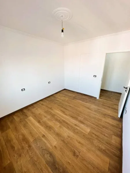 Tirane, shes apartament 2+1 100 m² 190.000 Euro (Rruga Kavajes ,Policia Bashkiake)